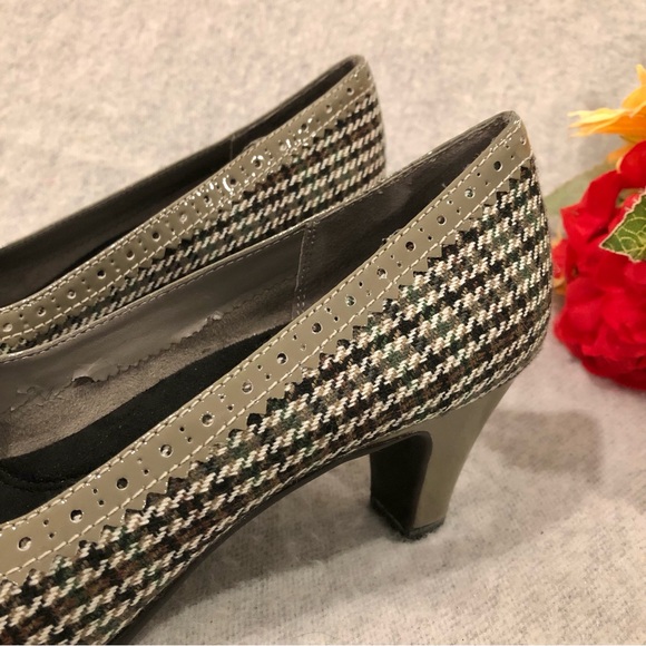 NWOT - Plaid Houndstooth Tweed Heeled Pumps with Gray Patent Trim & Tassel - Picture 4 of 16